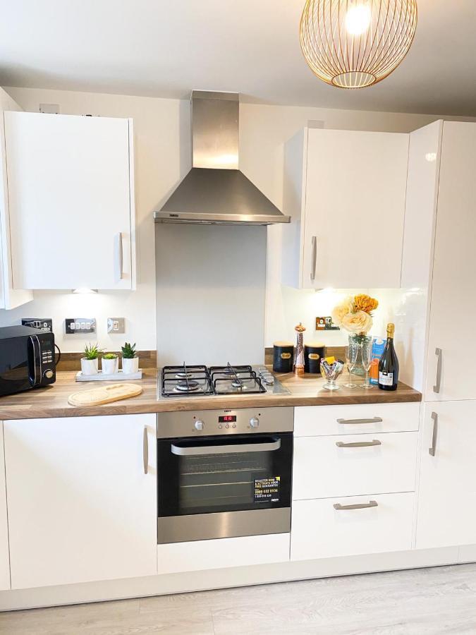 Tudors Esuites 3 Bed House Garden & Netflix バーミンガム エクステリア 写真