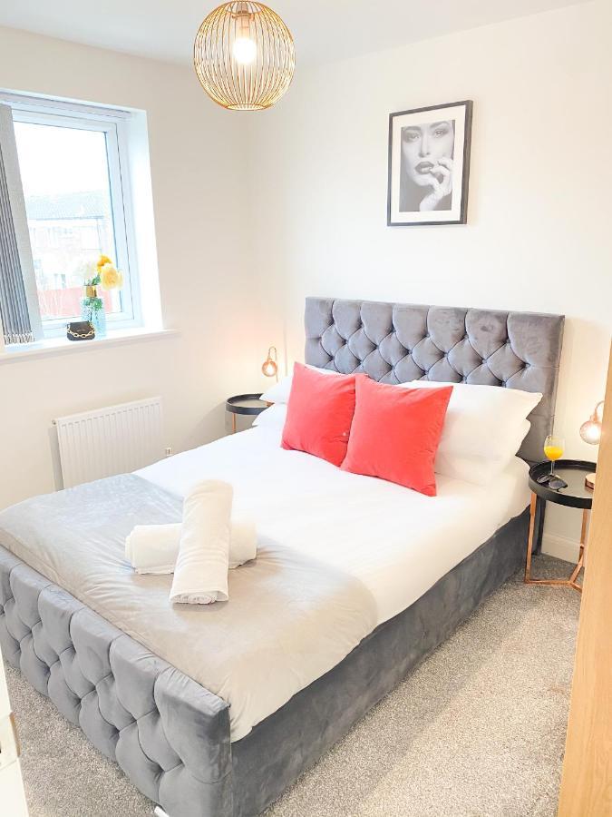 Tudors Esuites 3 Bed House Garden & Netflix バーミンガム エクステリア 写真