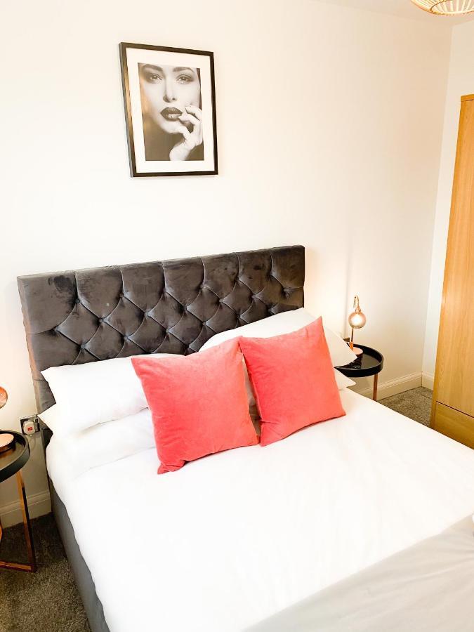 Tudors Esuites 3 Bed House Garden & Netflix バーミンガム エクステリア 写真