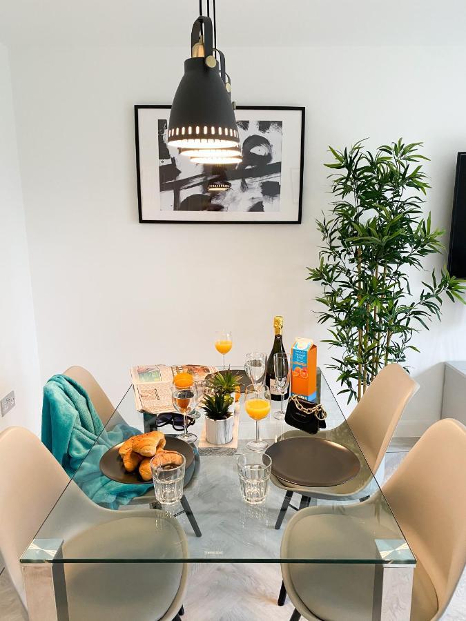 Tudors Esuites 3 Bed House Garden & Netflix バーミンガム エクステリア 写真